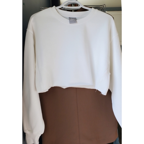 Brand New - Aritzia - TNA Cozy Fleece Boyfriend Cropped Sweatshirt - Picture 3 of 10